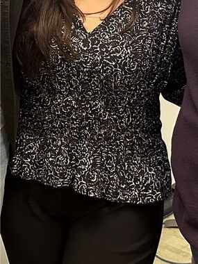 Black and White Floral V-Neck Long Sleeve Blouse